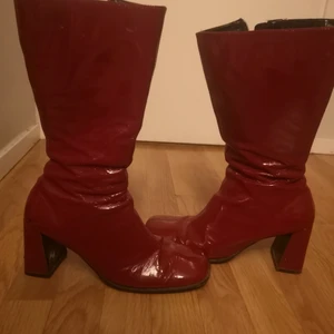 Röda lack boots - Röda lack boots säljer eftersom dom är för stora på mig