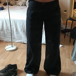 Mörkblå baggy cargobyxor - Coola mörkblå lågmidjade baggy cargo byxor i strl M från märket Eve of Eden med snöre längst ner som antingen kan användas eller bara vikas in som på första bilden så passformen blir mer bootcut. Jag är cirka 165cm och de är lite för långa för mig. Köparen står för frakt✨