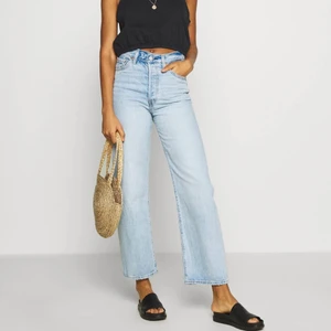 Levi’s ribcage straight ankle jeans - Ett par jättefina Levi’s jeans i snyggpassform. Jättefint skick, endast använda ett par gånger. Strl 25/29. Har tyvärr blivit för stora för mig