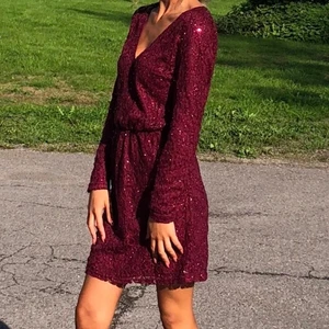 Vinröd klänning använd en kväll.  - Super fin klänning från Nelly som passar en XS/S. Klänningen är i nyskick då den är använd en kväll. Budgivning sker om fler är intresserade 