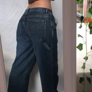 Industrial jeans - Unika baggy jeans i en baggy modell! Visas på mig som brukar bära w30 l32. Passar både större och mindre beroende på hur man vill att de ska sitta. Exakta mått kan skickas privat! Köpare står för 66kr frakt. Gott defetfritt skick! Mått: w88 l70. Högsta bud är 300kr. Du kan buda ända tills plagget markeras sålt privat! Du vinner om ingen budar mer än dig på 24h