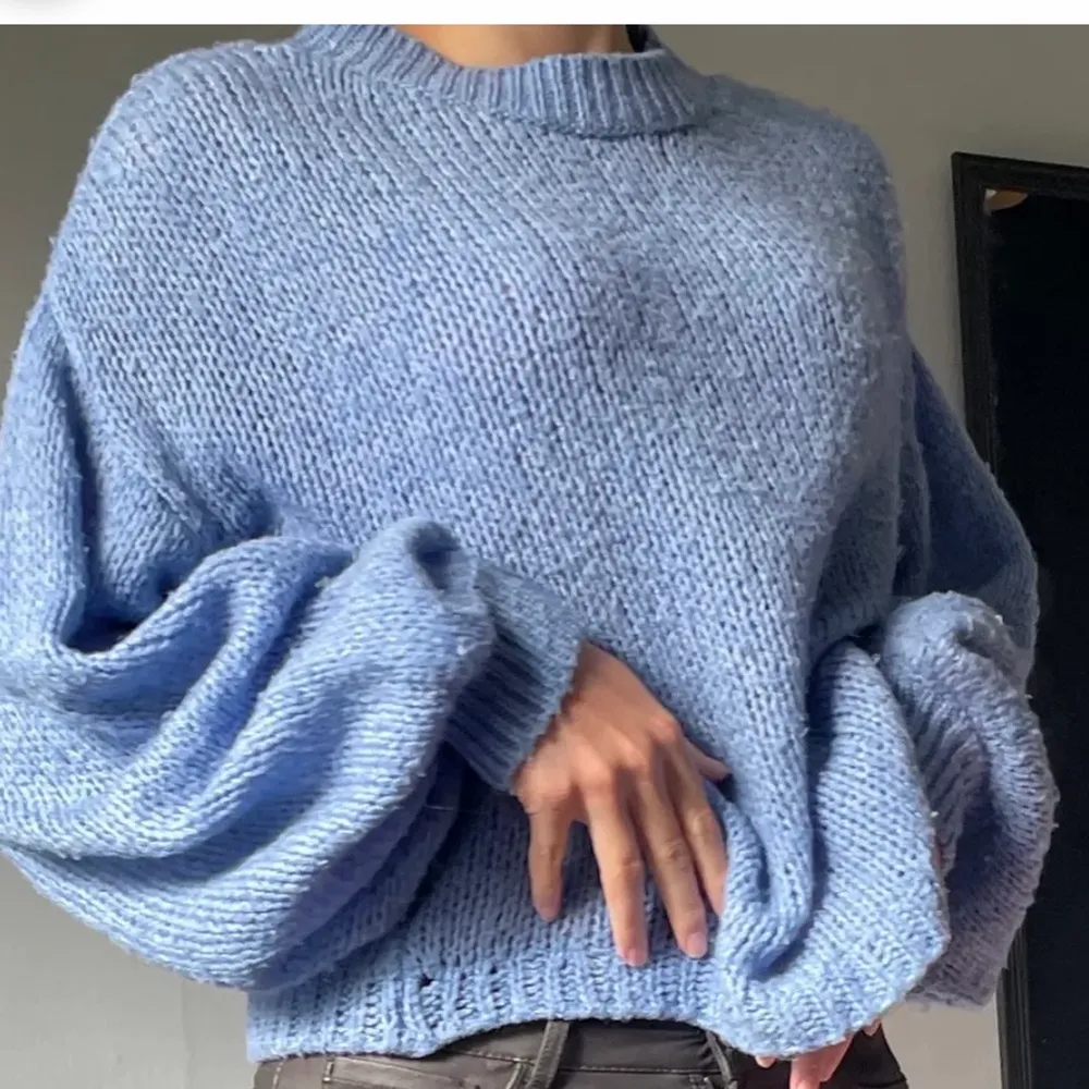 Säljer den här blåstickade tröjan från Na-kd💙 Inte alls stickig känsla utan jätteskön och mysig!! Köpte den här på plick,  (Bilderna är från tidigare säljare) 💙 Kan både mötas och frakta . Stickat.