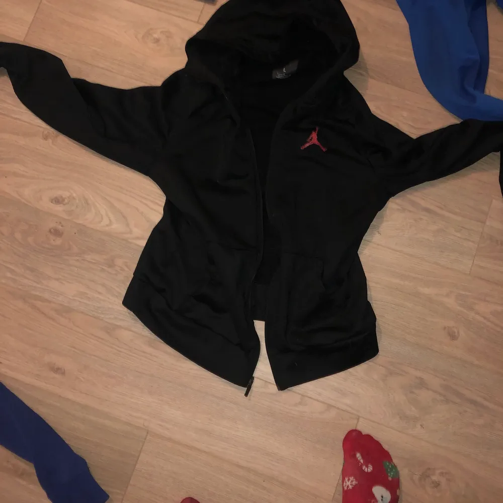 2st Jordan hoodies i strl L den svarta är i stretch och den blåa är basic vintage.. Tröjor & Koftor.