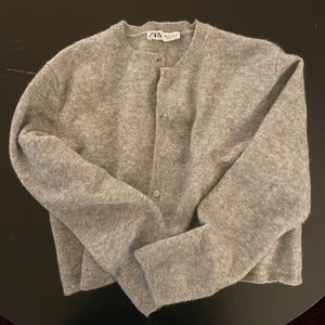 Zara kofta - SÅLD!! så fin kofta från zara!! lite oversize på mig som är 36/S men sitter så fint!! 🥰 lite croppad❤️ såååååå mjuk 