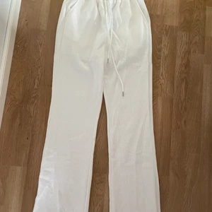 SHEIN enkla byxor st XS - Jag säljer dessa snygga byxor från SHEIN. Helt oanvända och i bra skick. Jag är 163 och dessa byxor är ungefär 5 cm för långa och lite stora. 