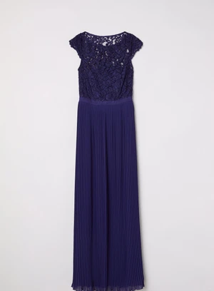 NY LÅNGKLÄNNING - OANVÄND mörkblå finklänning från H&M. Liv i spets och plisserad kjol i chiffong. Satinfodrad liv med stödskenor + dold dragkedja i sidan. 