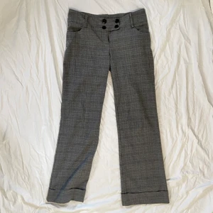 Lågmidjade kostymbyxor - Lågmidjade kostymbyxor köpta SH<3 jag är 168 lång som referens! Möts ej upp, köparen står för frakten<3