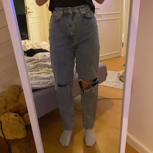 Loose mon jeans - Ett par jätte fina mom jeans från hm☺️ har typ använt dom 2 gånger så de är därför jag säljer dem, dem är i jätte bra skick och sitter fint✨