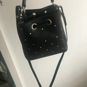 Väska  - Funderar på att sälja min populära väska från zara! Den har ett axelband som man kan knäppa loss men även ett kortare så man kan ha den i armvecket. I fint skick!💞