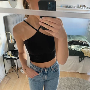 Zara topp - INTRESSEKOLL, på detta superfina linne som tyvärr aldrig kommit till användning och därav sitter prislappen kvar. Funderar på att sälja så om du är intresserad skriv gärna🥰