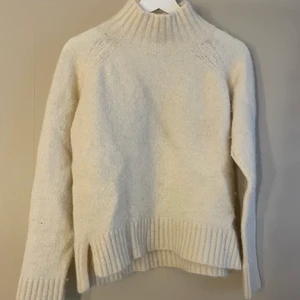 Finstickad tröja - Hej säljer en ginatickad tröja från Lindex! Använder aldrig så den behöver en ny ägare💕⚡️ kan mötas i Stockholm! Storlek m💕 100kr+ frakt 💖 sticks lite☺️💕