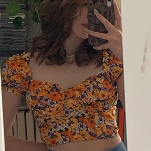 H&M sommar topp - Jättesöt topp💕 oanvänd förutom när jag har provat den, säljer pga ingen användning 💕 nypris: 200kr