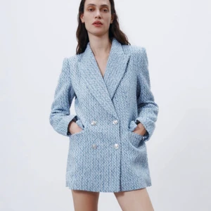 Ljusblå kavaj från Zara - Ljusblå kavaj med silverdetaljer från Zara i storlek M, endast använd en gång - köpt på Zara i Paris för 700 kr (jag bär egentligen strlk XS-S så skulle säga att den passar xs-m) / nyskick 