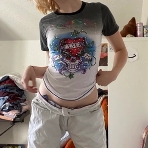 Ed hardy t-shirt - jag säljer denna pisscoola ed hardy tröja! köpt på sellpy för 300kr för ett tag sen men kom inte till så mke användning.. Den passar mig som är typ 168cm.. Man får gärna buda!