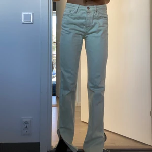 Mid Rise straight jeans från Zara - Säljer dessa ljusgröna jeans från zara med slits. Dem är endast använda några få gånger 