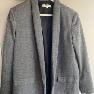 Grå kavaj, storlek L - Grå kavaj i lite boxig modell, står storlek L men skulle säga att den är mer som en Medium. Oversized på mig som vanligtvis har 36/38. Använd max 10 gånger, väldigt fint skick.