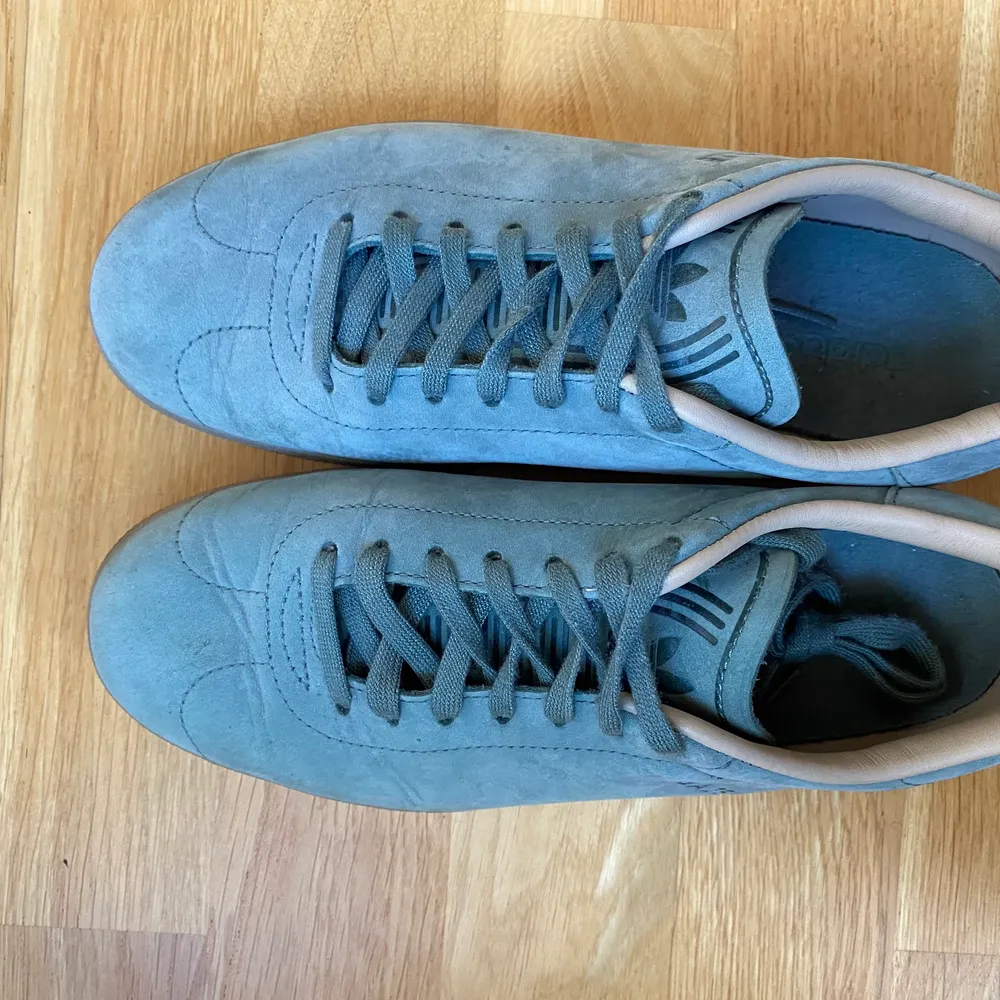 Fina sneakers från Adidas, modell Gazelle. Använda 2 gånger, väldigt fint skick. Färgen är som den första bilden, gjorde sig inte rättvisa på bild. Storlek 36 2/3, perfekt på mig som annars har 37.. Skor.