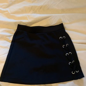 Lindex kjol - Lindex kjol svart storlek 134/140 (barnstorlek) skulle säga att den är en xxxs-xxs.                                                      aldrig använd, på den andra bilden så ser du den i en outfit🥰 köparen står för frakten (66kr)