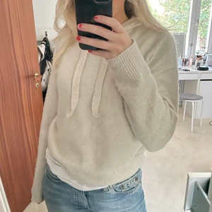 Stickad hoodie  - Jätte fin och skön stickad hoodie. Använder väldigt sällan bara💕