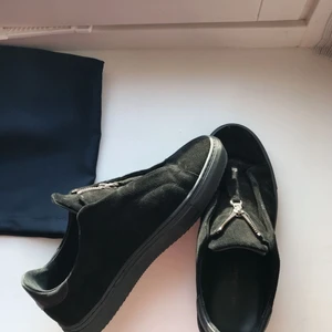 Axel Arigato Clean 90 suede w. zipper!  - Svarta Axel Arigato sneakers i mocka med dragkedja framtill! Superfint skick, inte så använda pga något små. Inköpta för något år sedan men har mest legat orörda.