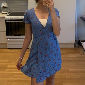Klänning 80kr  - Supersöt blommig klänningen från H&M, använd enbart få gånger. Jättefint skick, storlek 34. 80kr! 