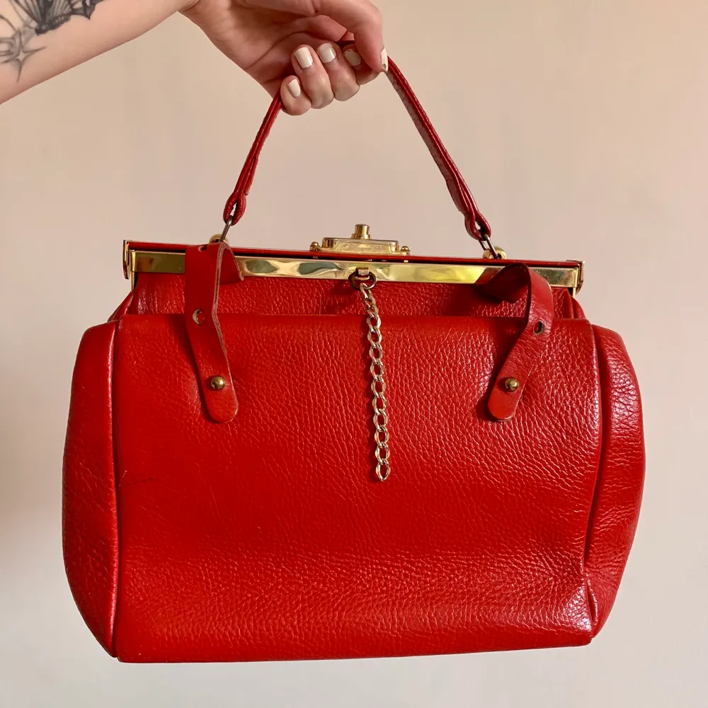 Så otroooligt fin vintage handväska i äkta skinn, väldigt fint skick pga sparsamt använd🌹🌹🌹 perfekta storleken på en handväska då den får plats med allt det viktigaste och lite till! Finns små märken (se bild 3) som inte märks tydligt.. Väskor.