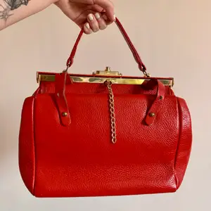 Så otroooligt fin vintage handväska i äkta skinn, väldigt fint skick pga sparsamt använd🌹🌹🌹 perfekta storleken på en handväska då den får plats med allt det viktigaste och lite till! Finns små märken (se bild 3) som inte märks tydligt.