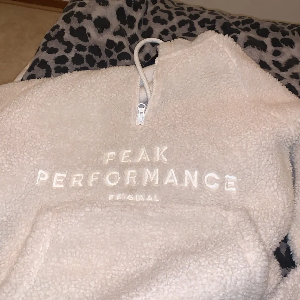 säljer min sjukt sköna teddy hoodie ifårk Peak performance. Köptes för 1200, säljs för 800kr. Är öppen för prisförslag🤍🤍. Hoodies.