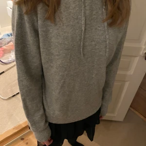 Cashemre hoodie från a day’s march - En jätte fin grå cashemre hoodie från a day’s march, så fin och väldigt sparsamt använd ( 1-2 ggr ) ! Storlek s men passar XS-M 😊💓 