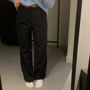 Kostymbyxor zara - Superfina kostymbyxor från zara som tyvärr är förstår för mig. Fint skick, använts fåtal gånger. Stora i storleken är vanligtvis 34-36 och dessa i 34 är föör stora 