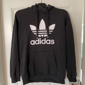 En svart adidashoodie i bra skick! Köpt i New York och är i storlek 36, men är i en oversized modell! Utgångspris är 100kr! Hör av dig vid frågor😊