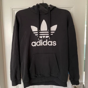 Adidashoodie - En svart adidashoodie i bra skick! Köpt i New York och är i storlek 36, men är i en oversized modell! Utgångspris är 100kr! Hör av dig vid frågor😊