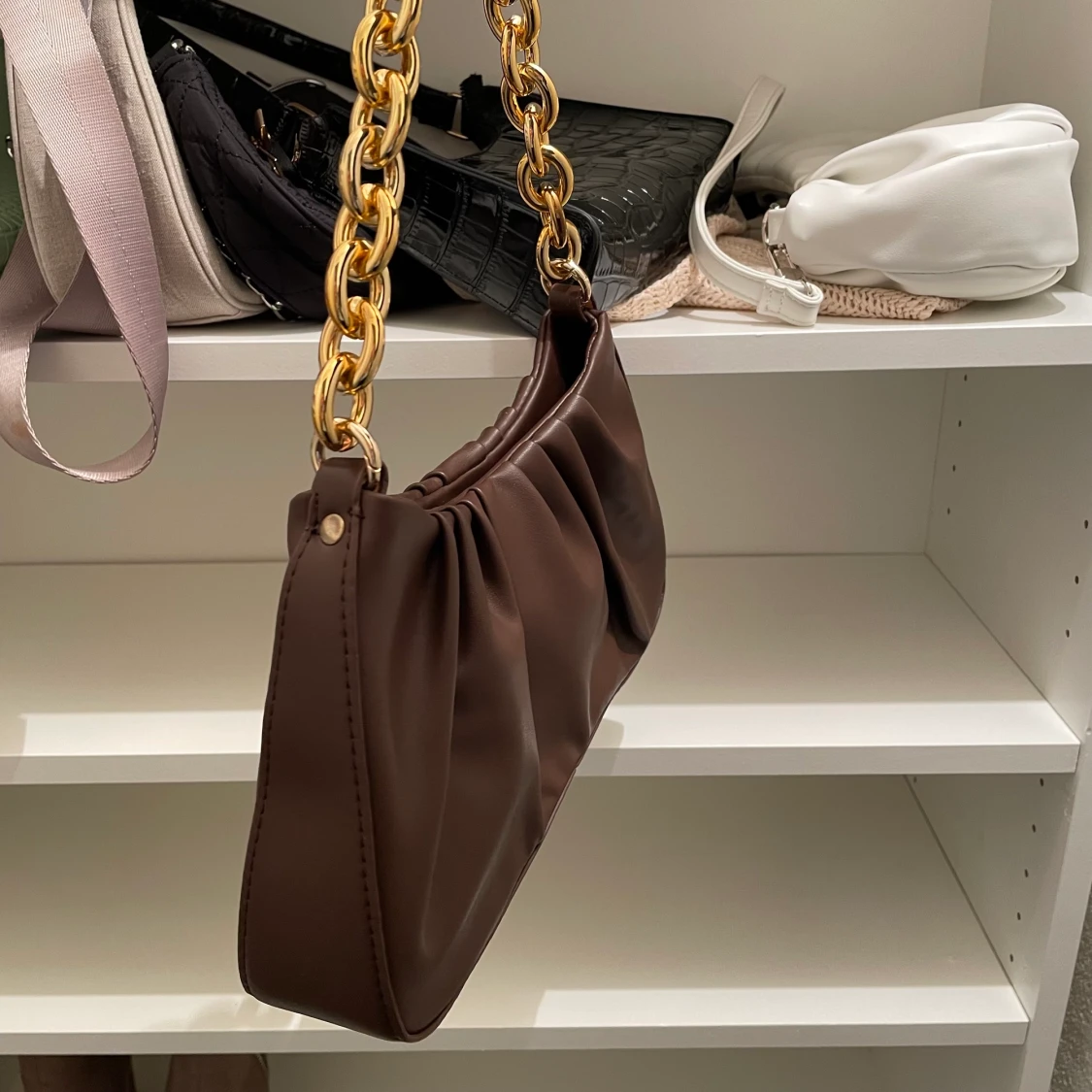 Brun väska med guldkedja  - 90