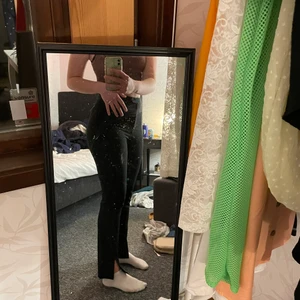 Kostymbyxor NAKD - Jag säljer dessa kostymbyxor ifrån NAKD då de inte kommit så mycket till använding, storlek 36! Skickar gärna fler bilder om det önskas💖