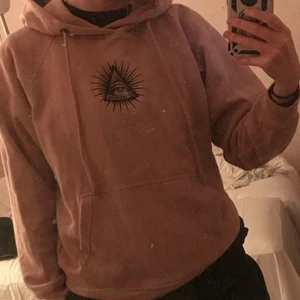 Beige hoodie illuminati - Cool beige hoodie i bra kvalitet med broderat illuminati märke i strl S. Väldigt bra skick och använd mycket få gånger💕
