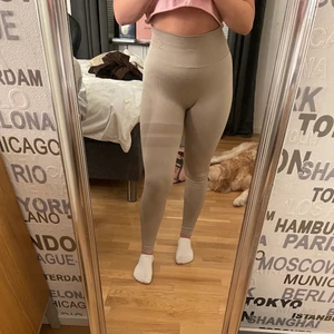 Stronger träningsbyxor - Jättefina träningsbyxor från stronger som är jätte jätte sköna, man får fin form. Dom är i gott skick, har använts en del men har ej blivit några slitningar. Kostar 599 nypris. Snygg färg och allmänt skit snygga! Om där är många intresserade kommer högsta bud få dom🥰