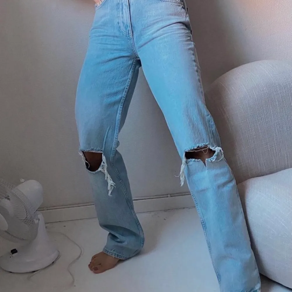 Säljer dessa supersnygga jeans i ljus denim från Gina! Använda några gånger men inget som syns utan bra skick😊 Säljs på grund av har ett par i mindre storlek som sitter bättre. Köptes för 600 kr. Skriv för fler bilder!. Jeans & Byxor.