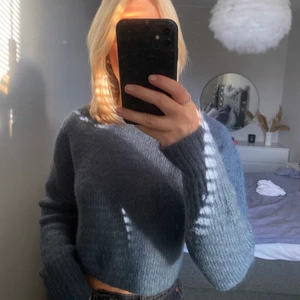 Stickad tröja  - Super mysig stickad tröja från Zara. Helt ny och oanvänd, ENDAST PROVAD!! Nypris-299kr😇😇