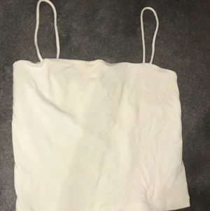 Gina tricot topp vit - En vit Gina tricot topp, använd nån fåtal gång. Bra skick skulle 9/10 måste bara tvättas! Hr haft i ungefär 3 månader.