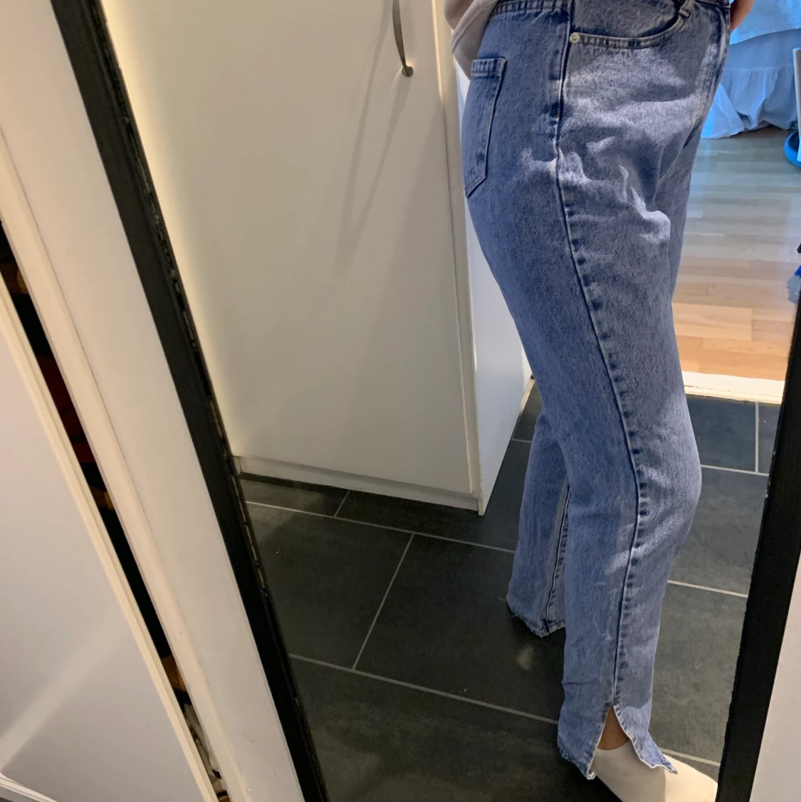 Snygga jeans med slit  - 91