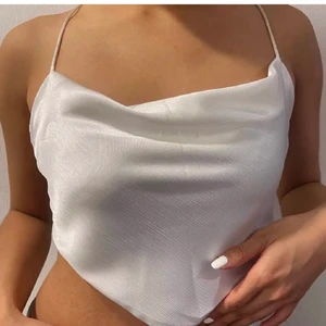 Topp - Superfin vit topp som är justerbar. Passar mig som är en S 
