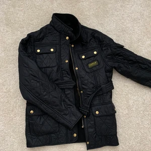 Barbour Jacka - Säljer denna jacka från Barbour. Fodrad inuti och tål vind bra! Säljer pga ingen användning, men hur fin som helst och inga skador! Skriv till mig för fler bilder på passform osv. Vet inte exakt storlek men skulle säga att den passar S/M. 