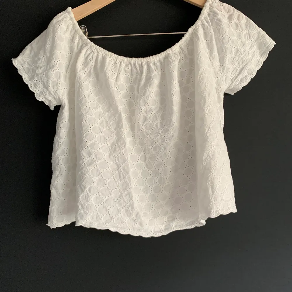 Söt broderad blus från zara. Resor upptill. Går att använda som off shoulder eller som en vanlig blus. Fint skick i stl s. Köpare står för frakt. Toppar.