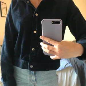 Manchester jacka  - Jättesnygg mörkblå manchesterjacka/skjorta från Vero Moda. Storlek L men skulle absolut säga att den sitter som en S. Är 172 cm lång🌟 