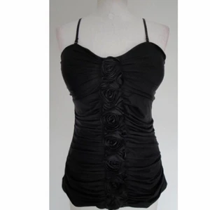 svart topp från cotton club stl 38-40 - inköpspris 600kr. Köpt sent 90-tal/tidigt 2000-tal från Cotton Club. Storlek 38-40 (M-L). Möts endast (stockholm, t-centralen) eller fraktar 🌈