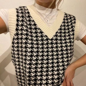 Stickad väst - Knappt använd stickad väst från SHEIN. Den är i bra material och det är rätt tjockt🤍 Lite oversize på mig som har S vanligtvis.