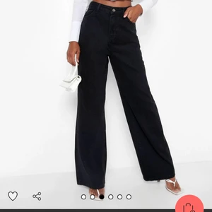 Wide leg jeans - Vida jeans från Boohoo, det står Tall men de är till fötterna på mig som är 161 cm. Storlek 42 men närmare 40 då det inte är någon stretch, utan mer jeansmaterial.