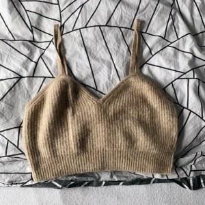 Stickad croppad topp - Stickad croppad topp från H&M prislapp kvar aldrig använd 🤎🤍 strl S 