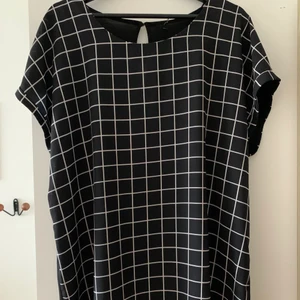 RUTIG TOPP BLUS - En rutig fin blus/topp från Kappahl. Sparsamt använd. Bakstycket på toppen är i svart trikå