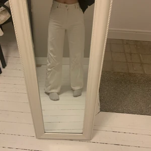 Monki jeans🤍 - Säljer dessa jättesnygga ljusbeiga jeans från monki för att de inte kommer till användning. Använda ett fåtal gånger och är i väldigt bra skick. Köptes för 400kr❤️